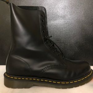 Dr. Martens Core 1460 8-Eye Boot